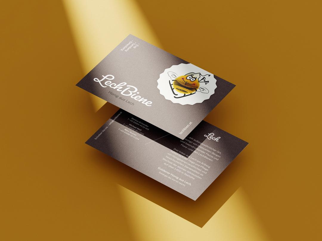 Vorder- und Rückseite der Kontaktpostkarte LechBiene, platziert auf gelben Hintergrund.